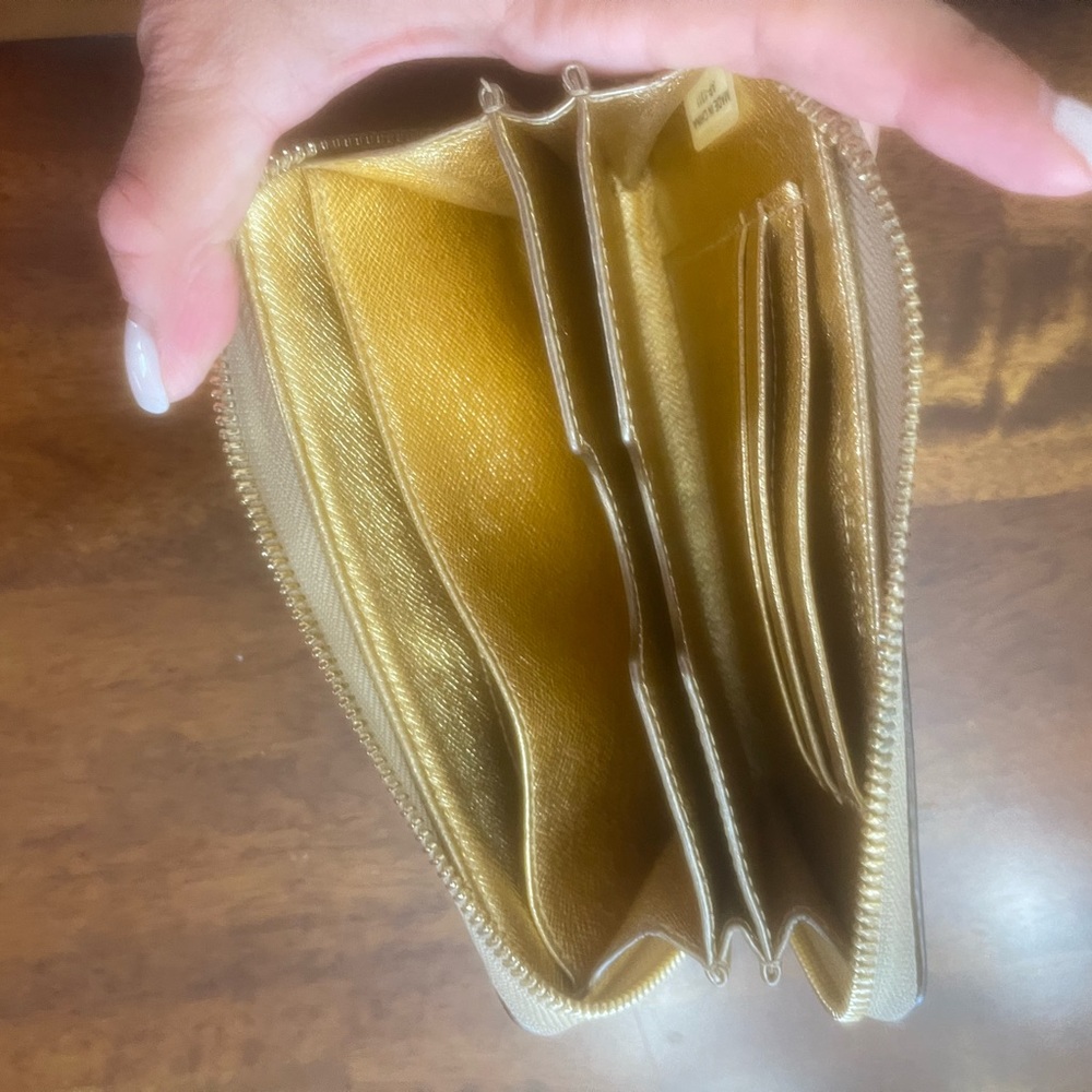 Michael Kors wallet. - Picture 3 of 5